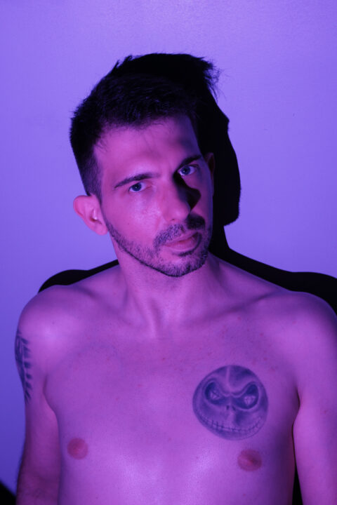 Portrait de Jonathan, éclairé en rose avec une ombre dure