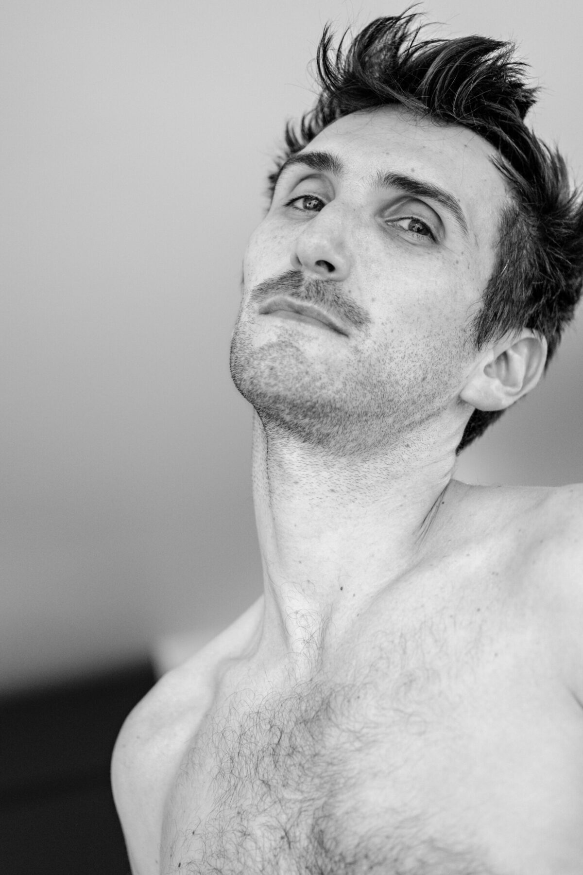 Portrait de T., cheveux en bataille, épaules nues — portrait masculin noir et blanc