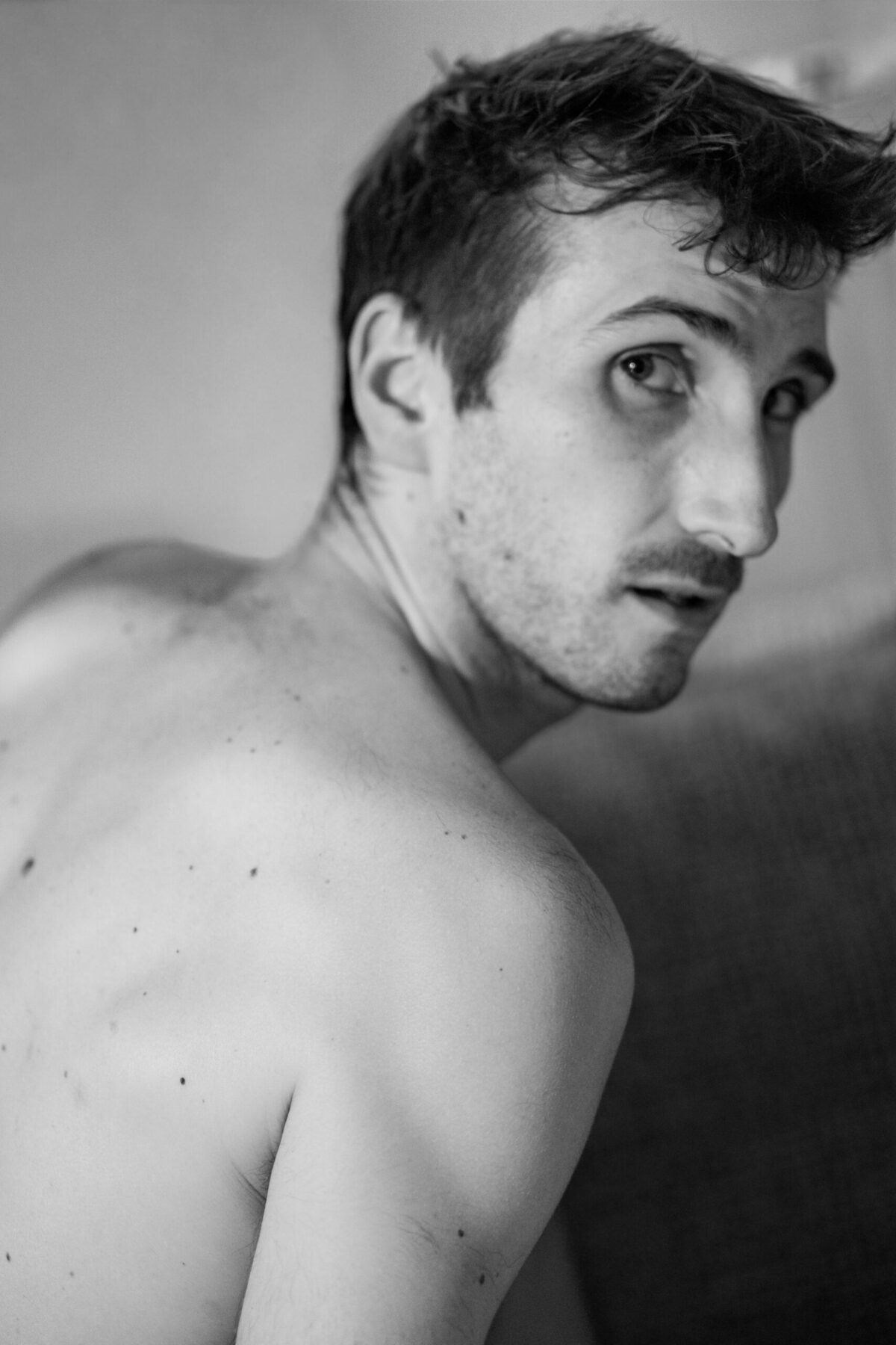 T. de profil, regard par-dessus l'épaule, épaule nue — portrait noir et blanc