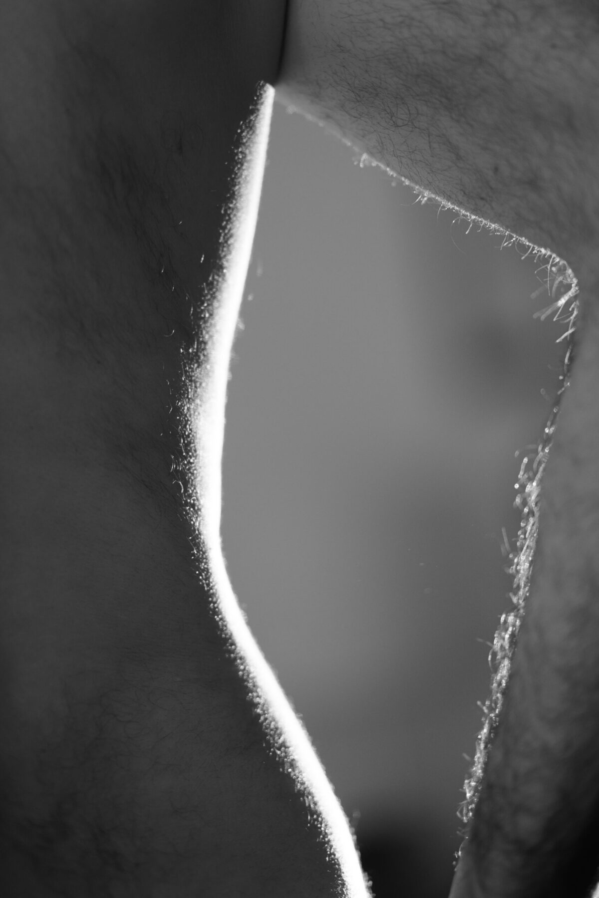Détail du bras et du dos de Lucas, en noir et blanc
