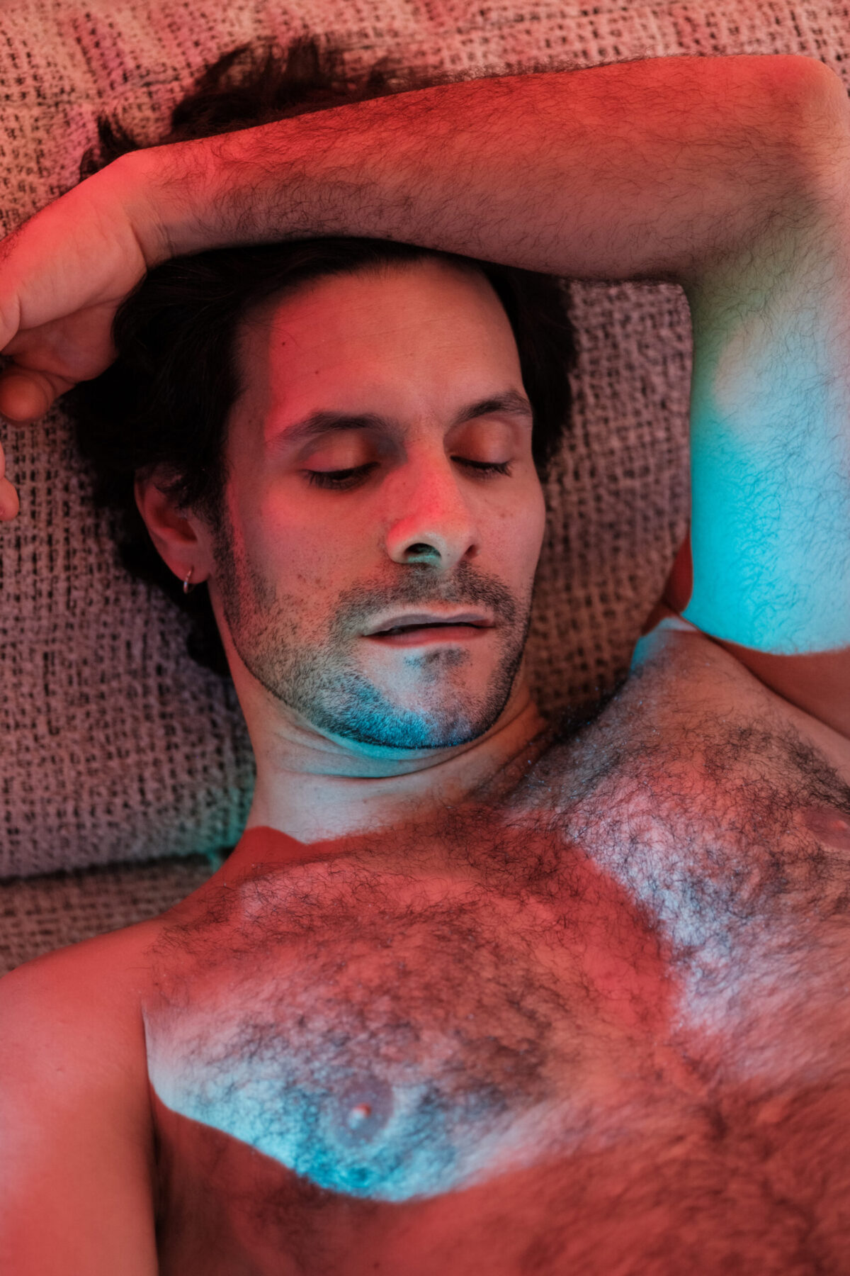 Portrait de Lucas, éclairé en vert et rouge, torse nu