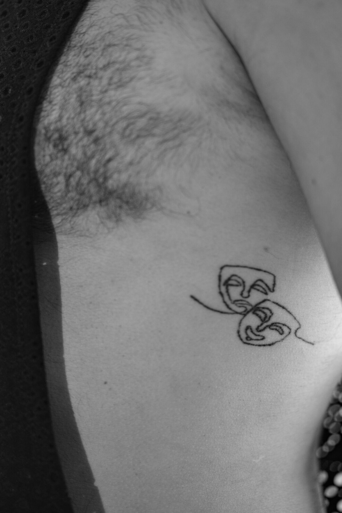 Détail du tatouage sur la peau de Lucas