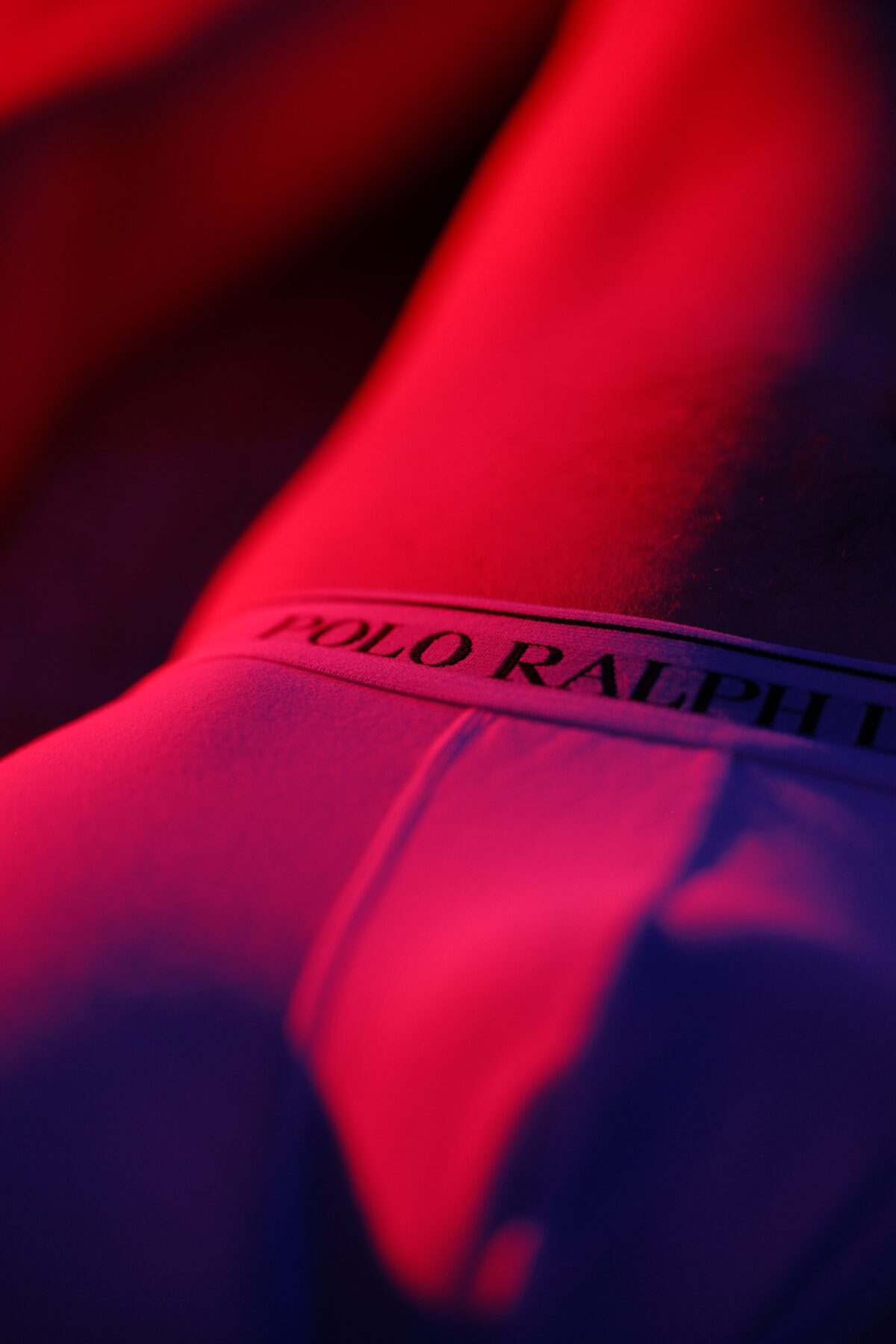 Détail sous-vêtement Polo Ralph Lauren de William, éclairage rouge et bleu