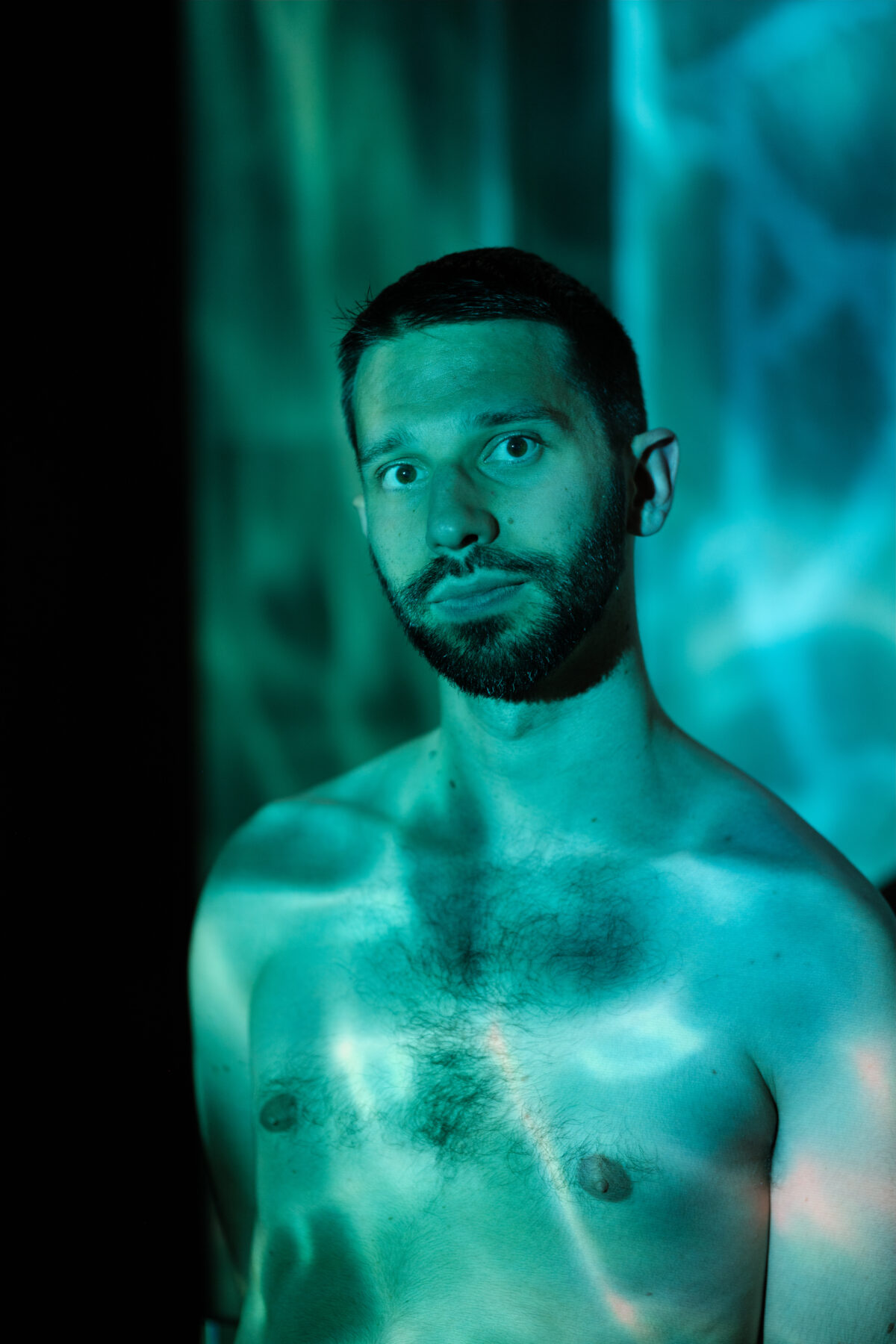 Reflets marins bleus turquoise projetés sur le corps de François — portrait
