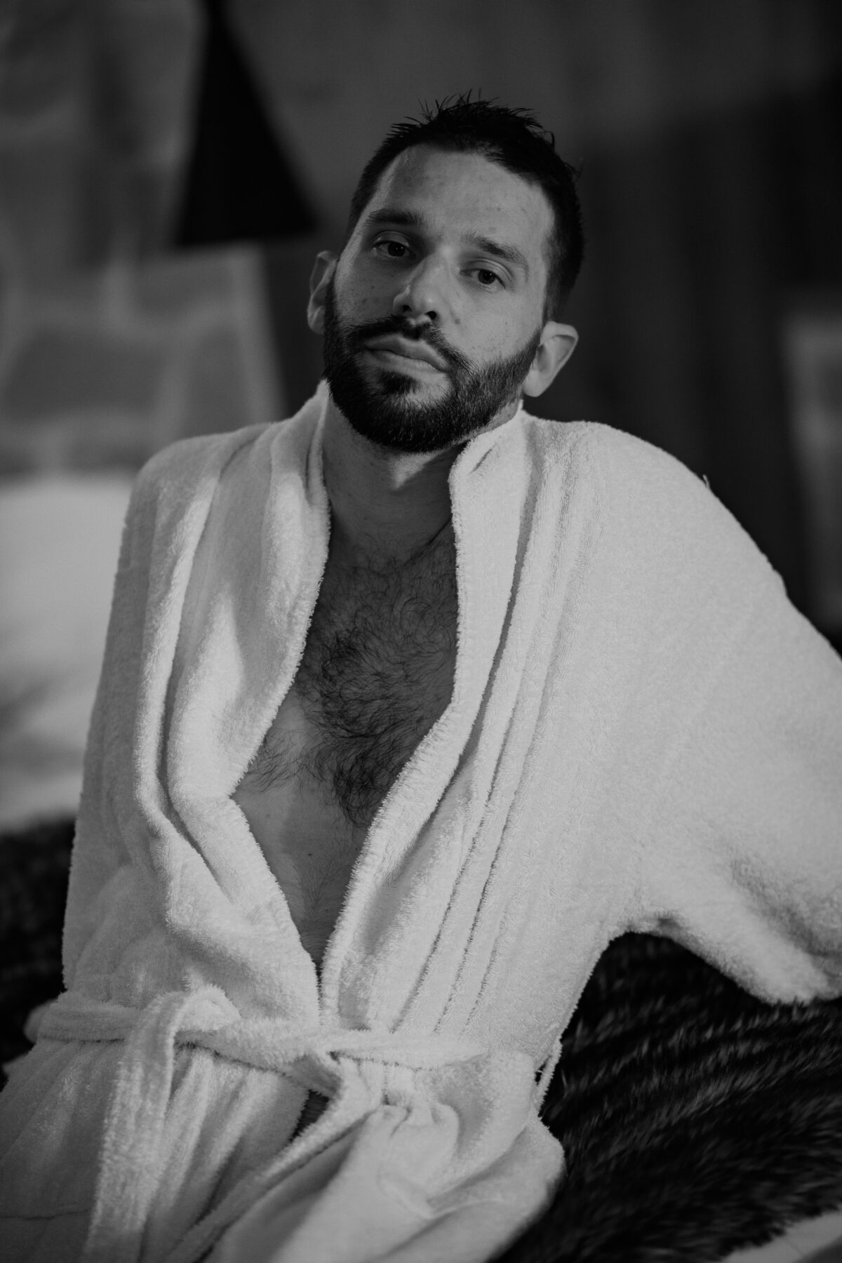 Portrait de François en peignoir, assis sur le lit - Portrait en noir et blanc