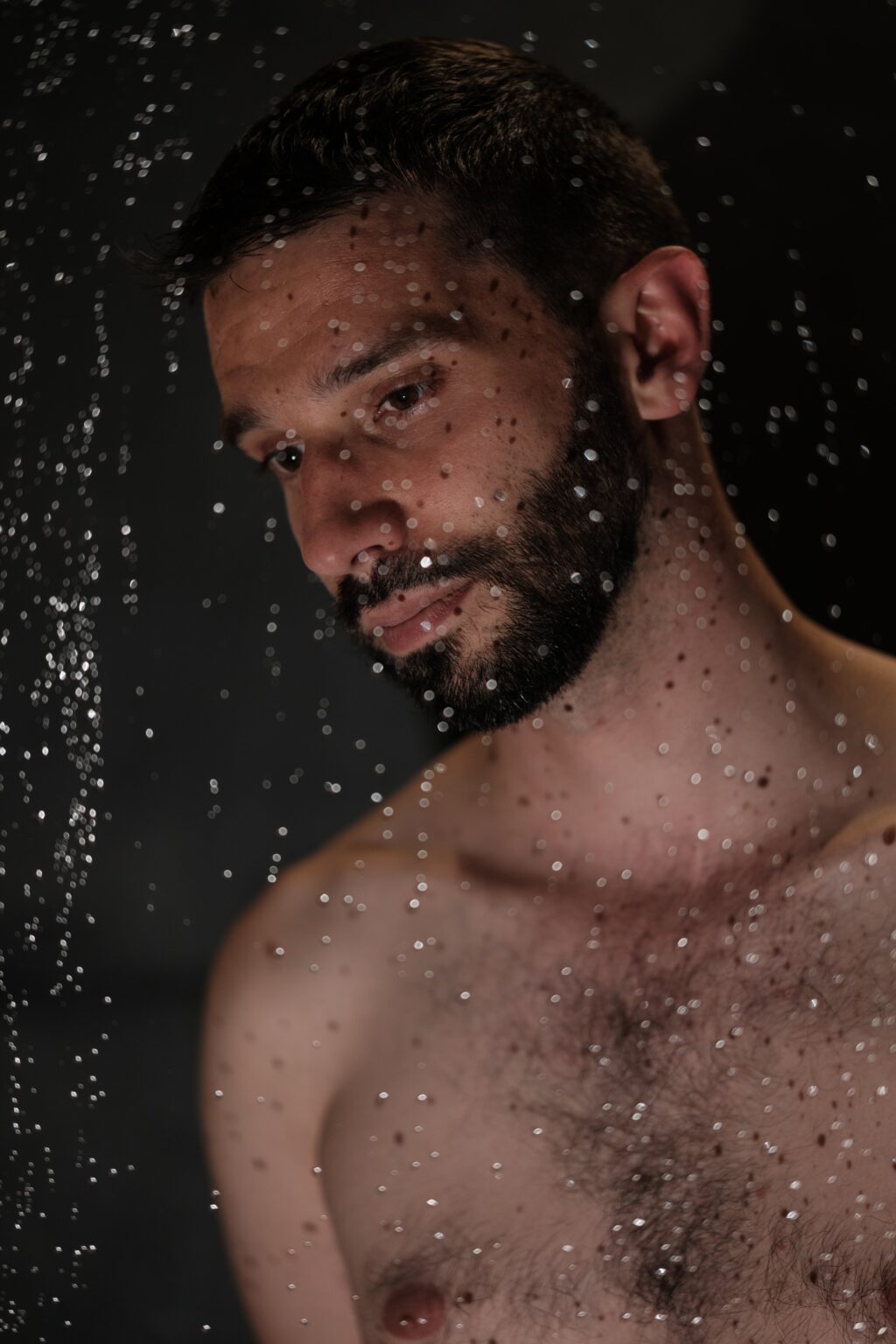 Portrait de François, gouttes d'eau sur le visage, pénombre — portrait intimiste