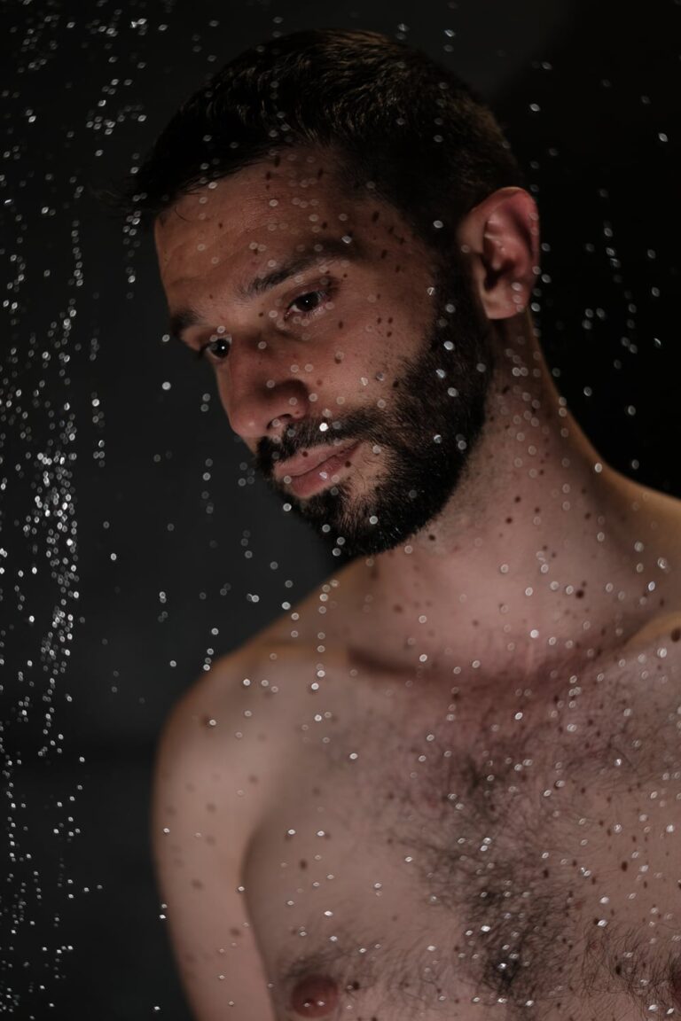 Portrait de François, gouttes d'eau sur le visage, pénombre — portrait intimiste
