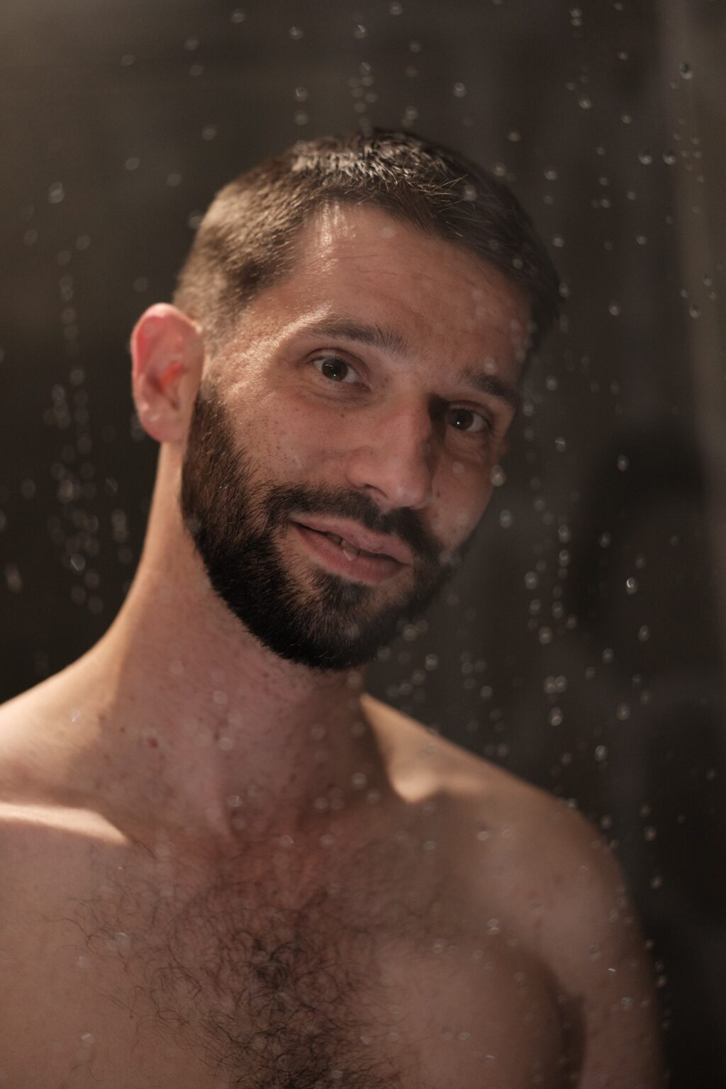 Portrait de François, gouttes d'eau, torse nu, lumière chaude — portrait sensible