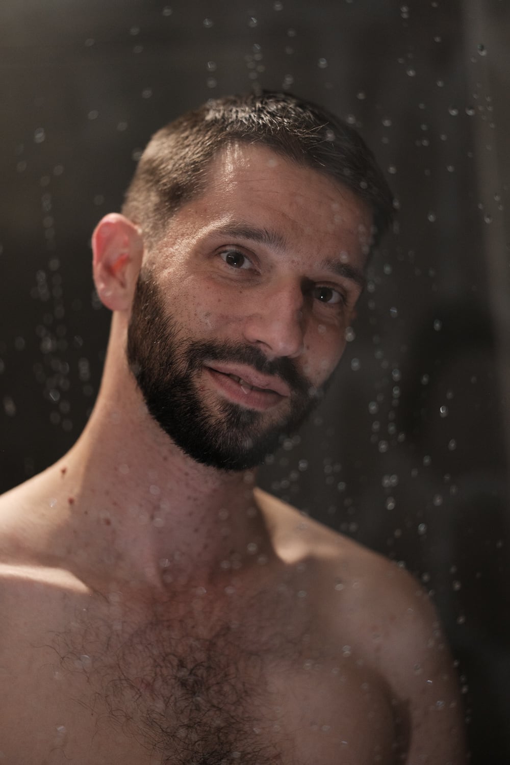 Porträt von François, Wassertropfen, Oberkörper frei, warmes Licht – sensuelles Porträt