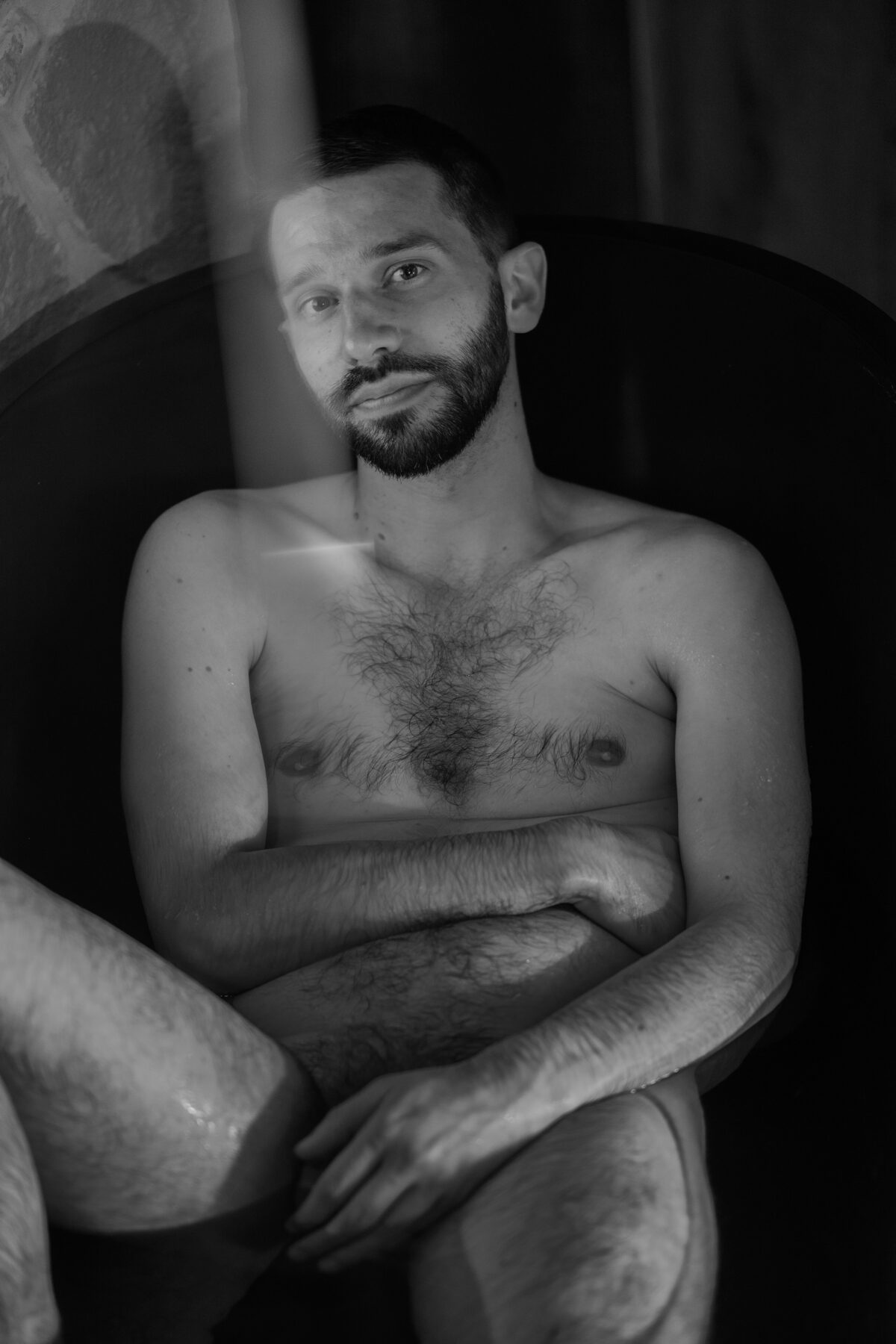 François nu assis dans un bain, genoux repliés — nu artistique noir et blanc