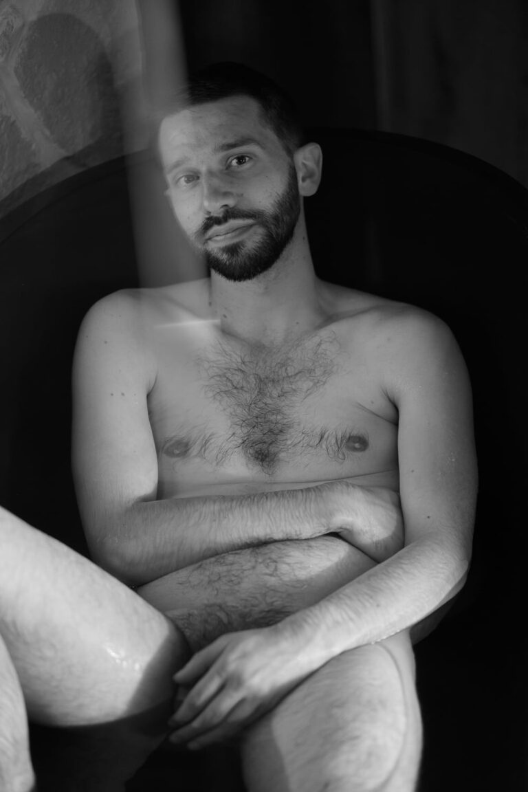 François nu assis dans un bain, genoux repliés — nu artistique noir et blanc