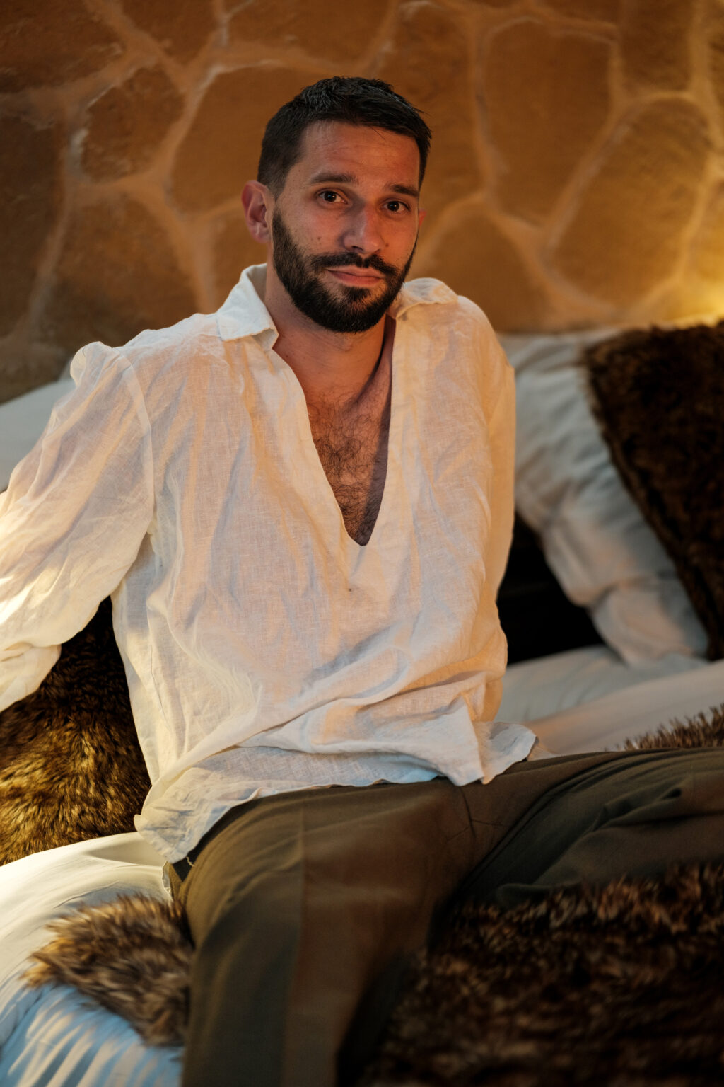 François assis sur fourrure, chemise blanche ouverte, lumière dorée — portrait masculin