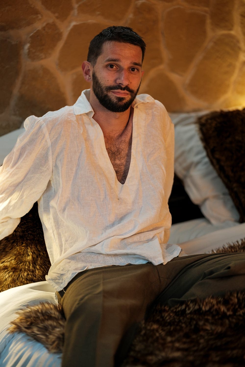 François assis sur fourrure, chemise blanche ouverte, lumière dorée — portrait masculin