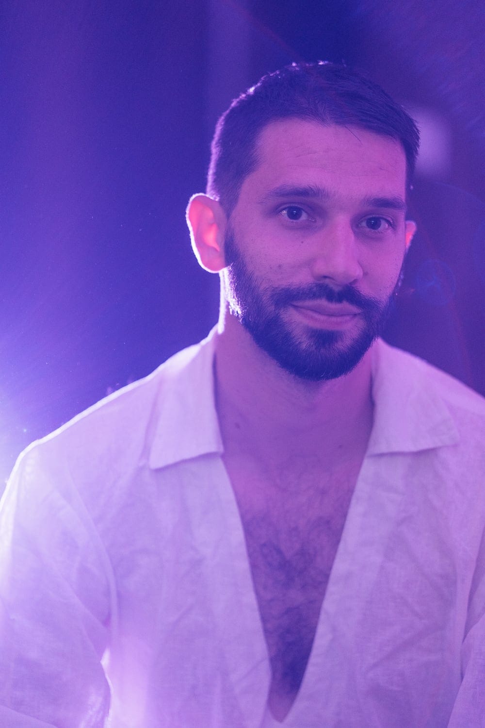 Portrait de François, chemise blanche ouverte, contre-jour bleuté — portrait masculin