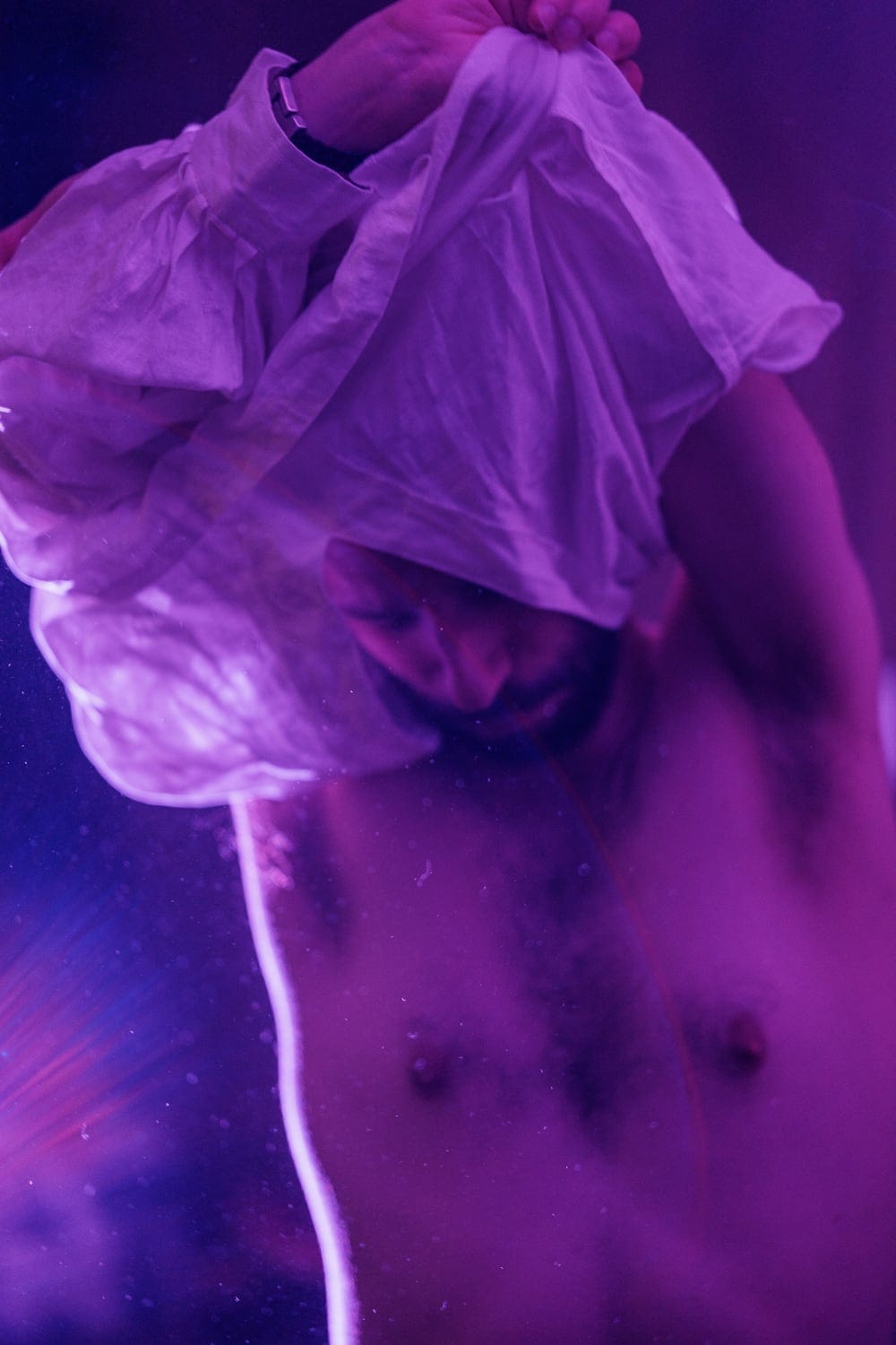 François torse nu, voile pourpre sur le visage, lumière violette — nu artistique
