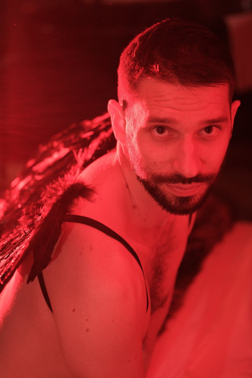 Portrait de François en lumière rouge, épaule nue — portrait coloré sensuel