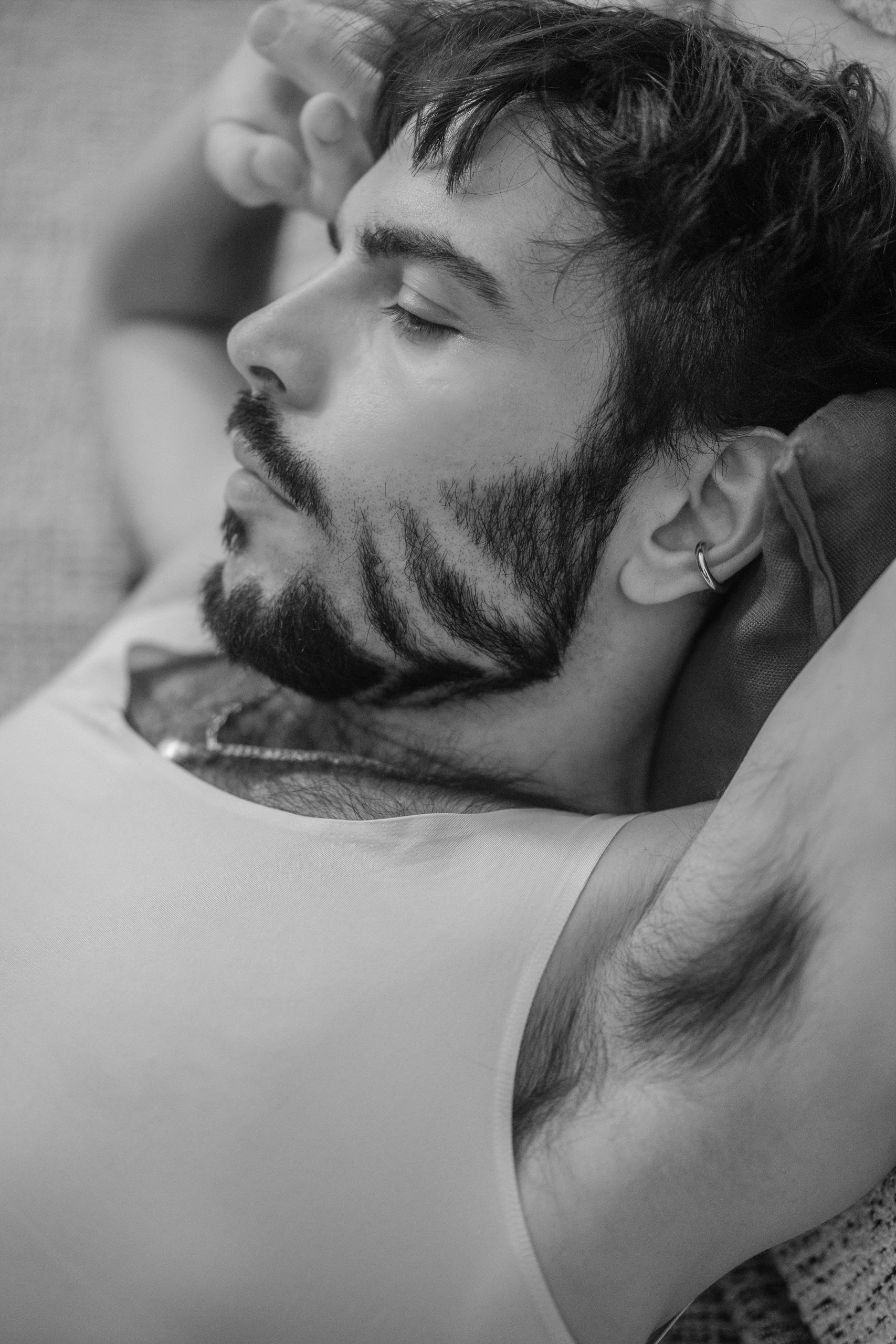 Portrait de profil d'Hugo allongé yeux fermés, ambiance noir et blanc