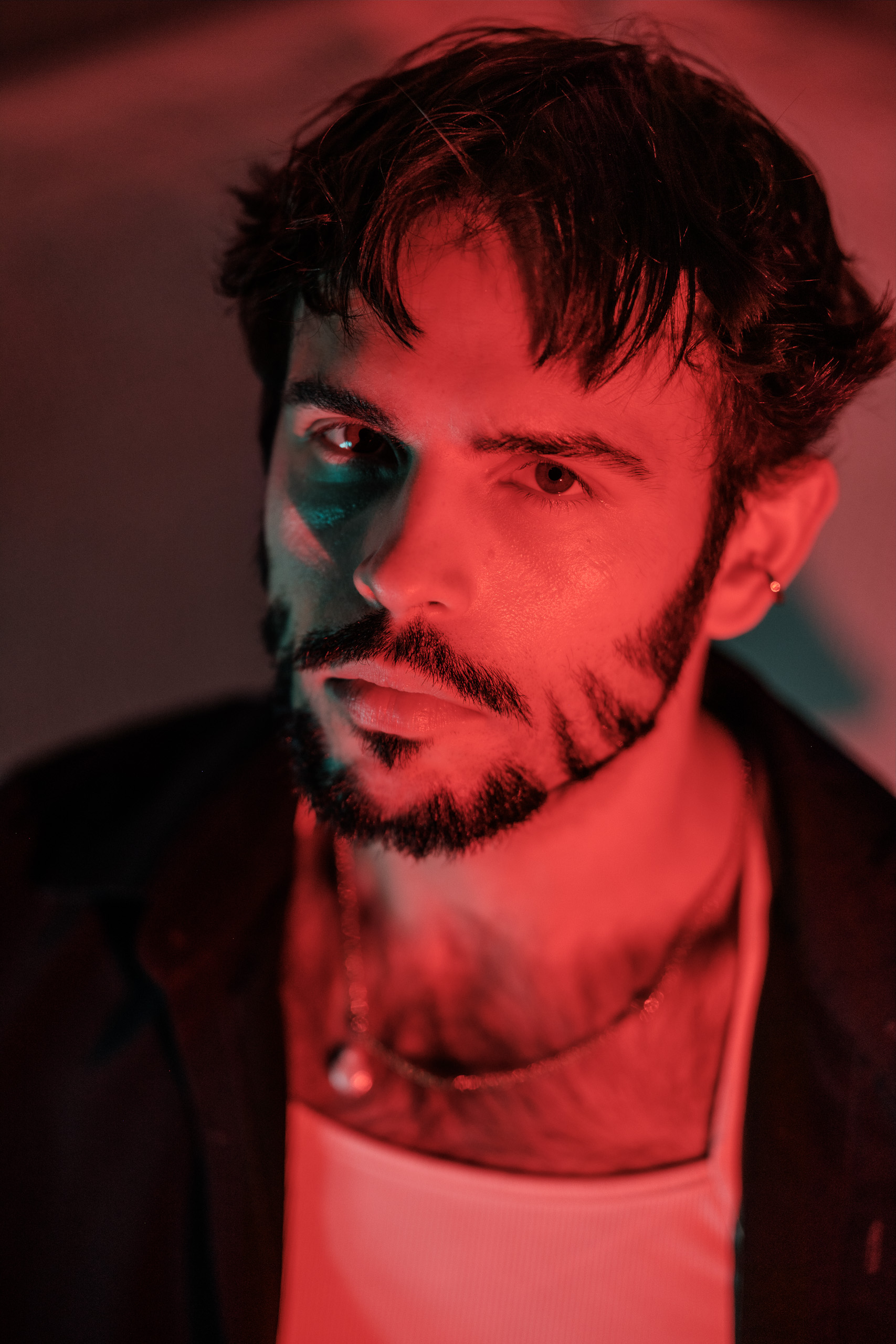 Portrait rapproché de Hugo, éclairage dramatique rouge