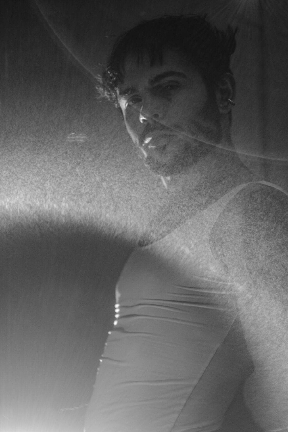 Portrait d'Hugo dans une ambiance lumineuse, objectif photo ancien, image en noir et blanc