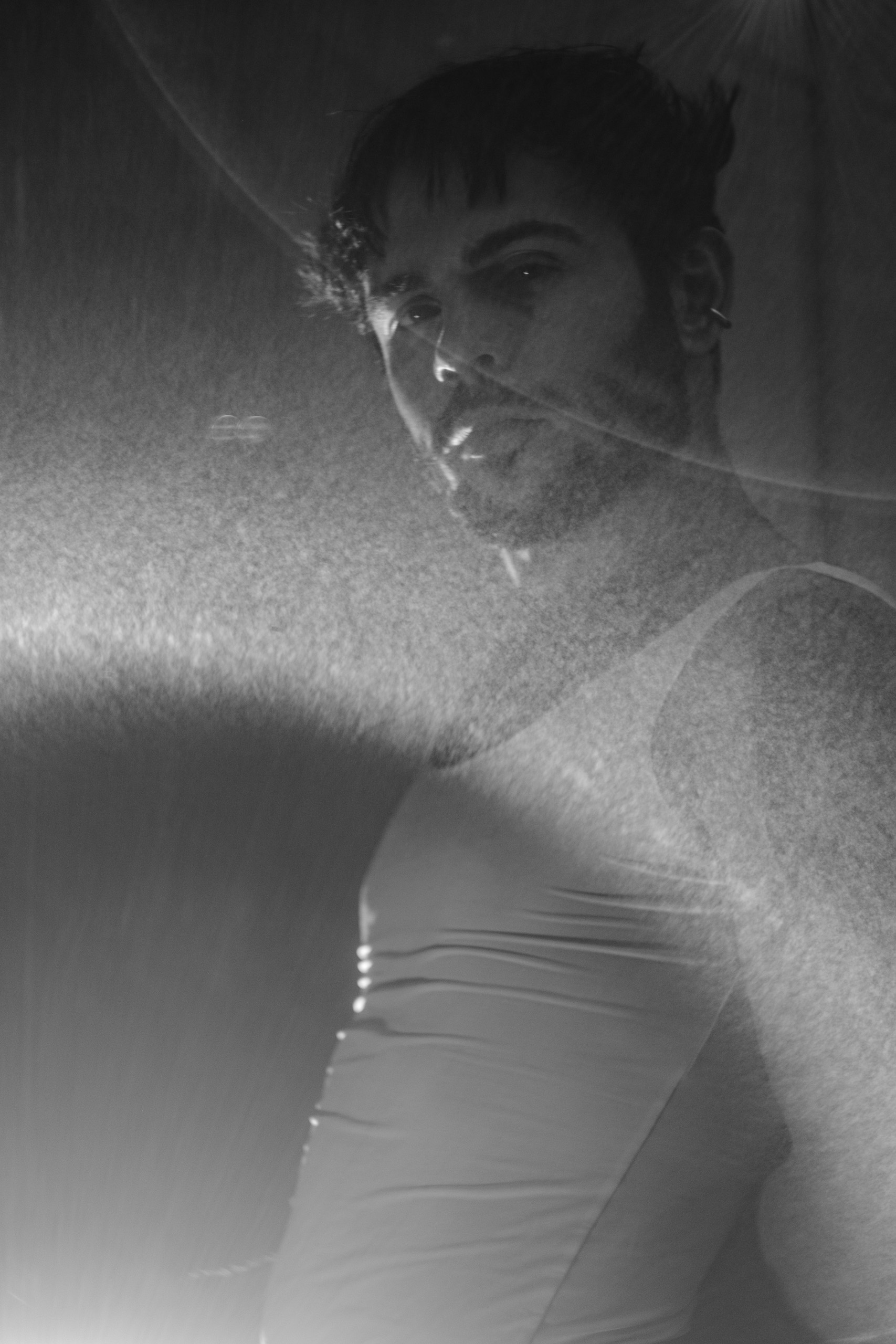 Portrait d'Hugo dans une ambiance lumineuse, objectif photo ancien, image en noir et blanc