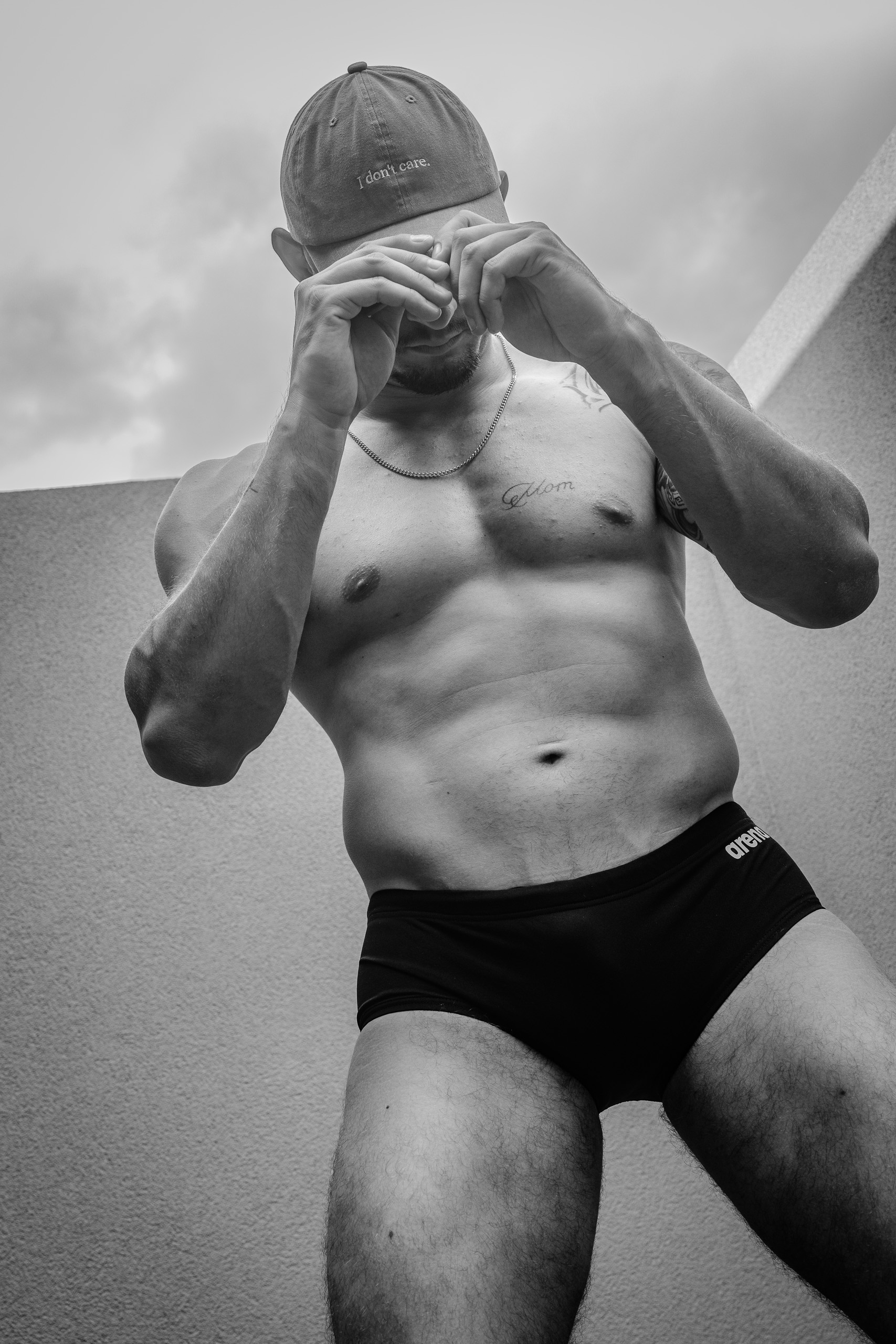 Pose en noir et blanc avec KevinHungXL, en maillot de bain noir et casquette, il masque son visage