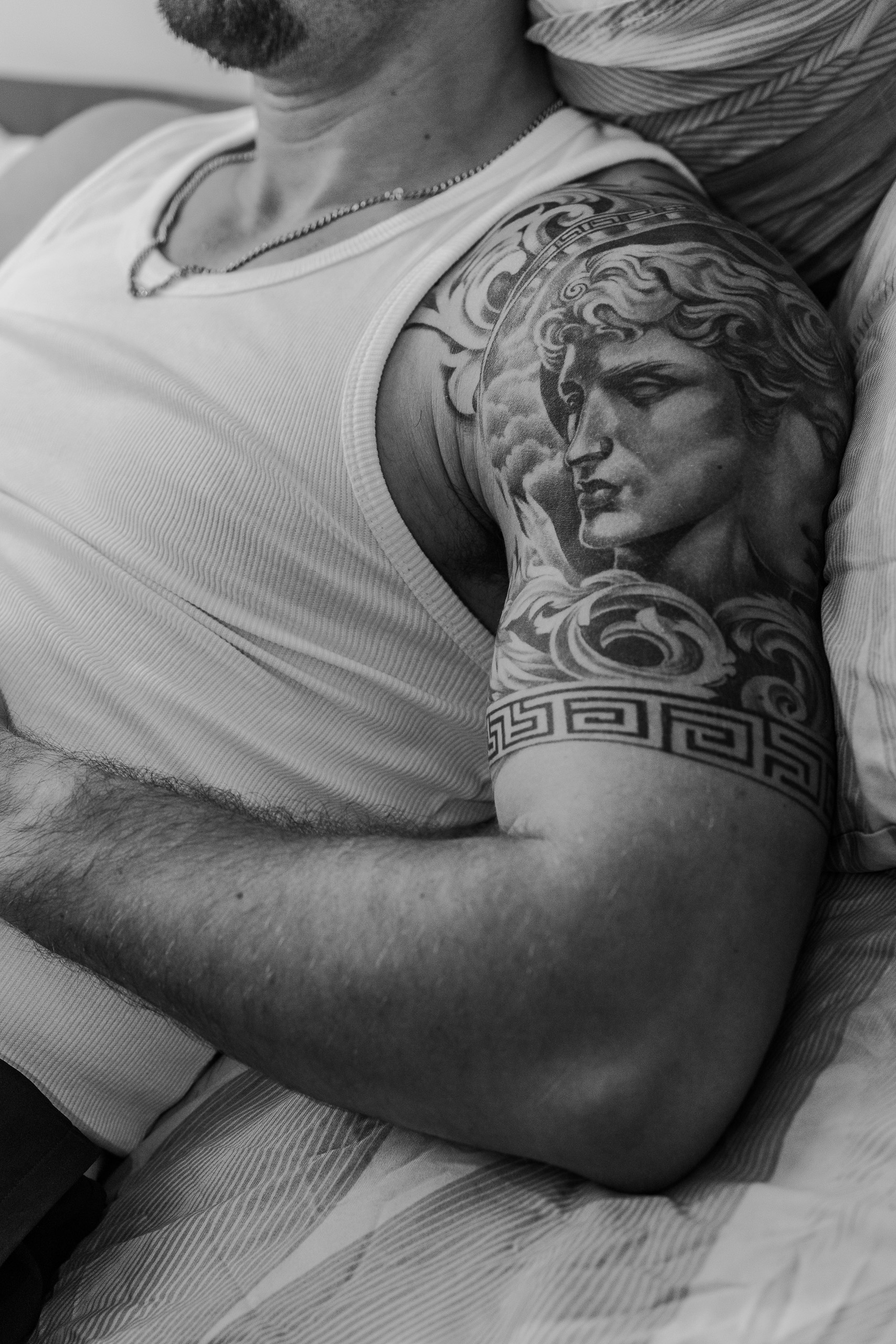Vue rapprochée du tatouage de divinité grecque de KevinHungXL, photo en noir et blanc