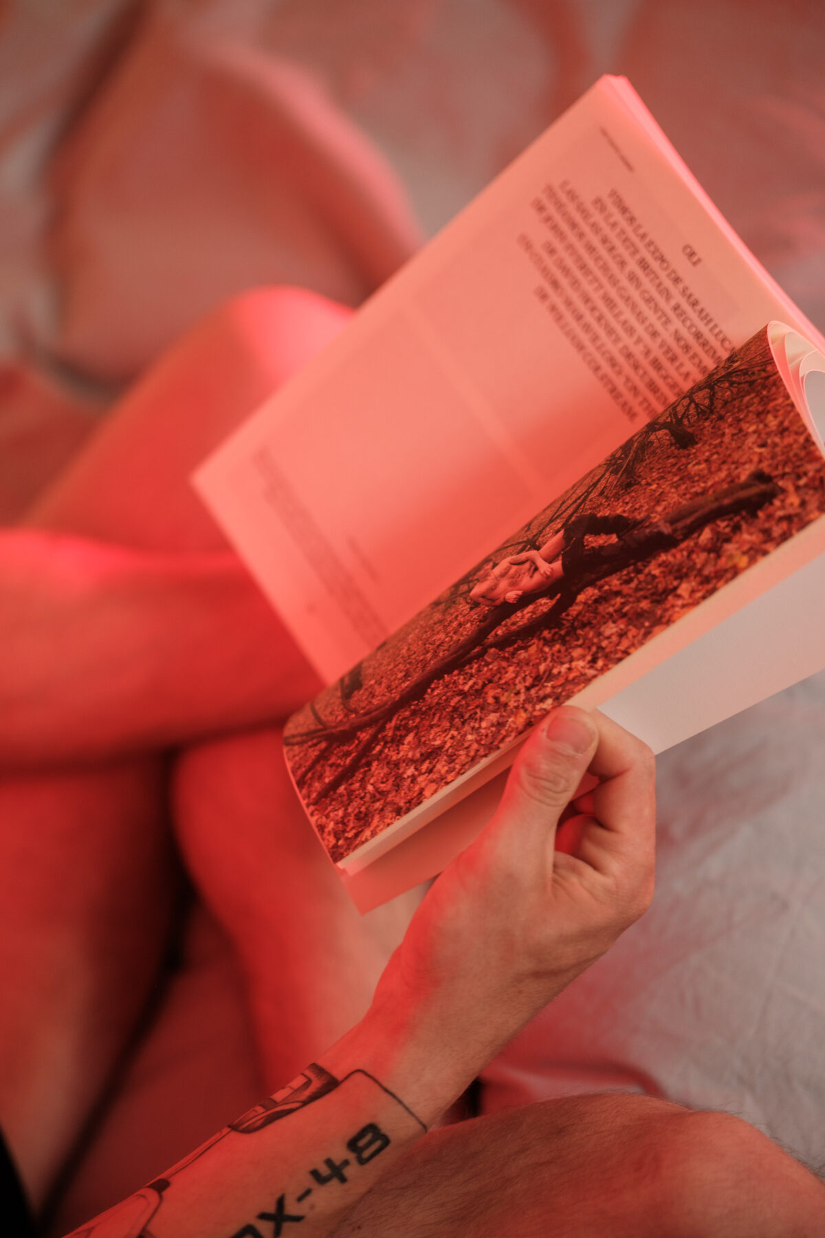Vincent liegt und liest ein Buch, dramatische rote Atmosphäre