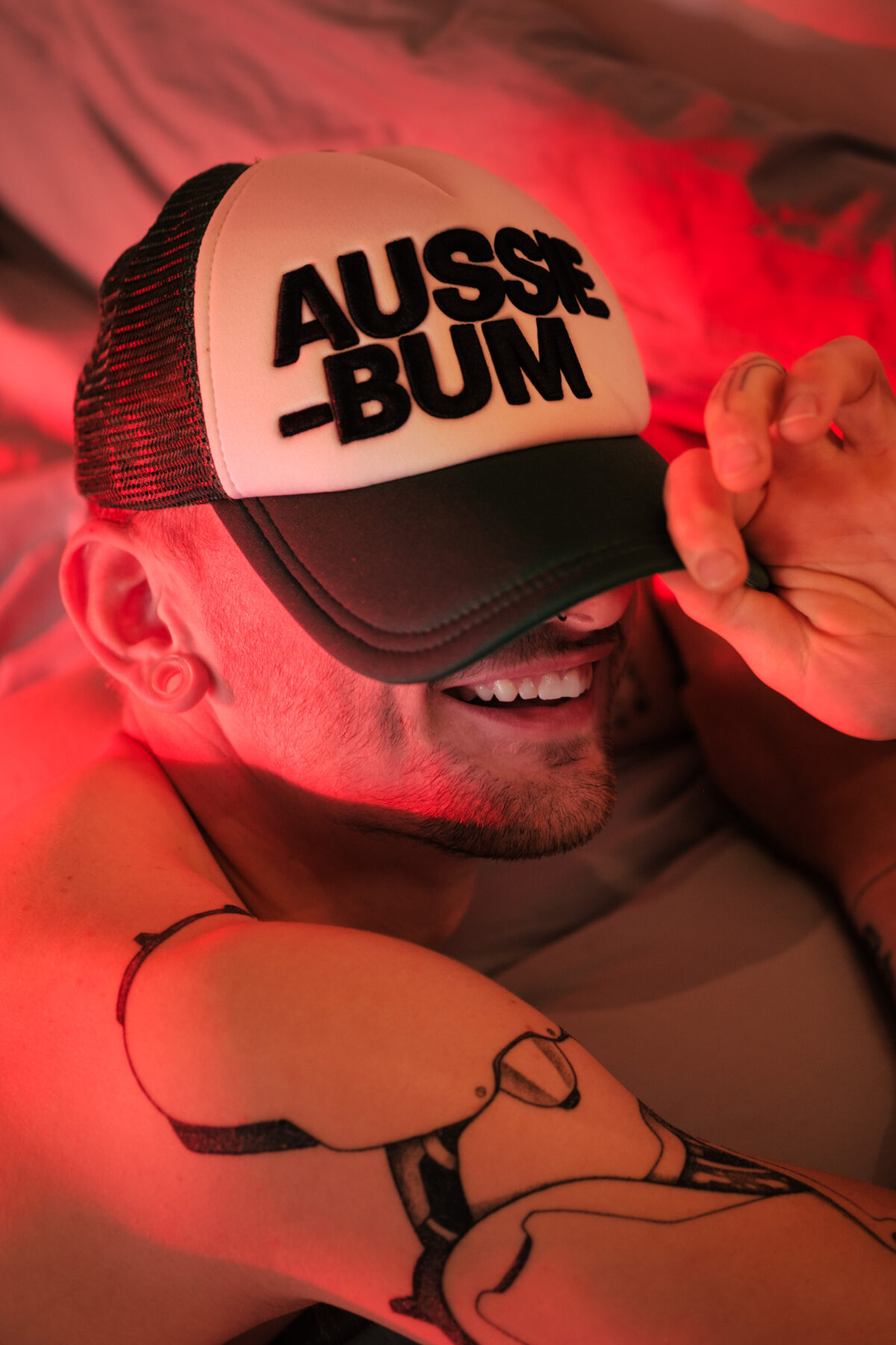 Porträt von Vincent mit Aussiebum-Kappe, rote Tönung