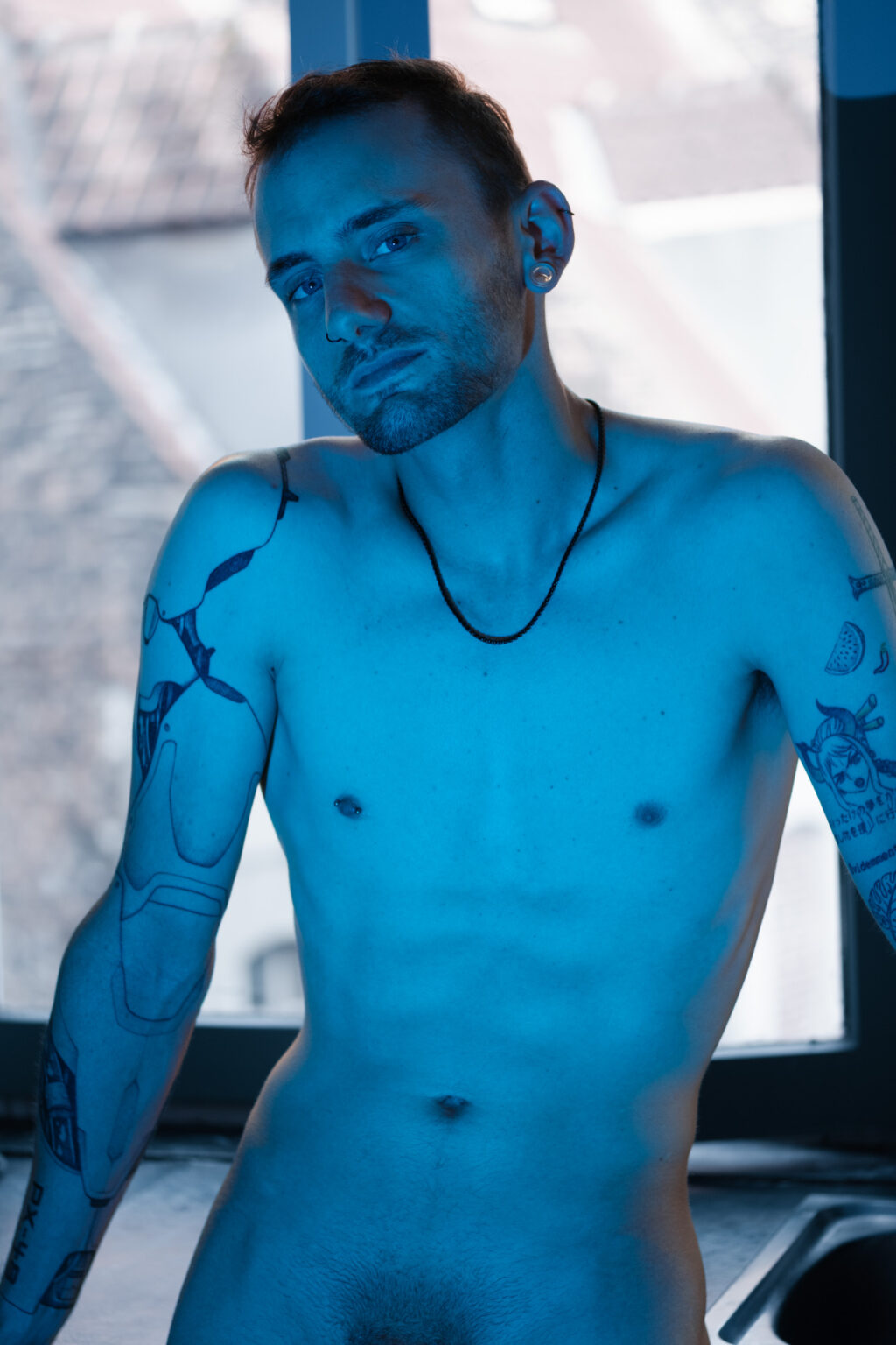 Portrait de Vincent torse nu sous lumière bleue