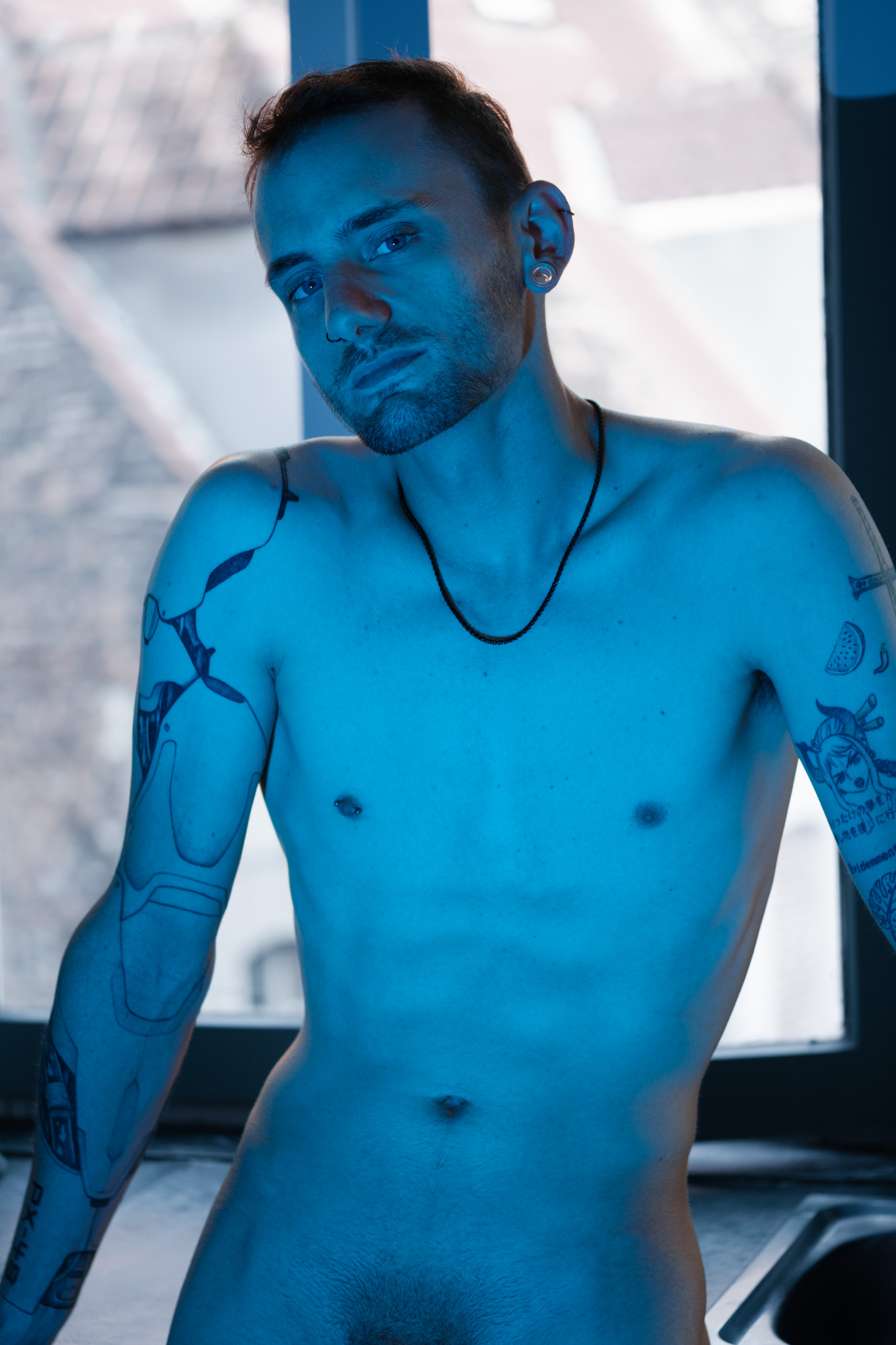 Portrait de Vincent torse nu sous lumière bleue