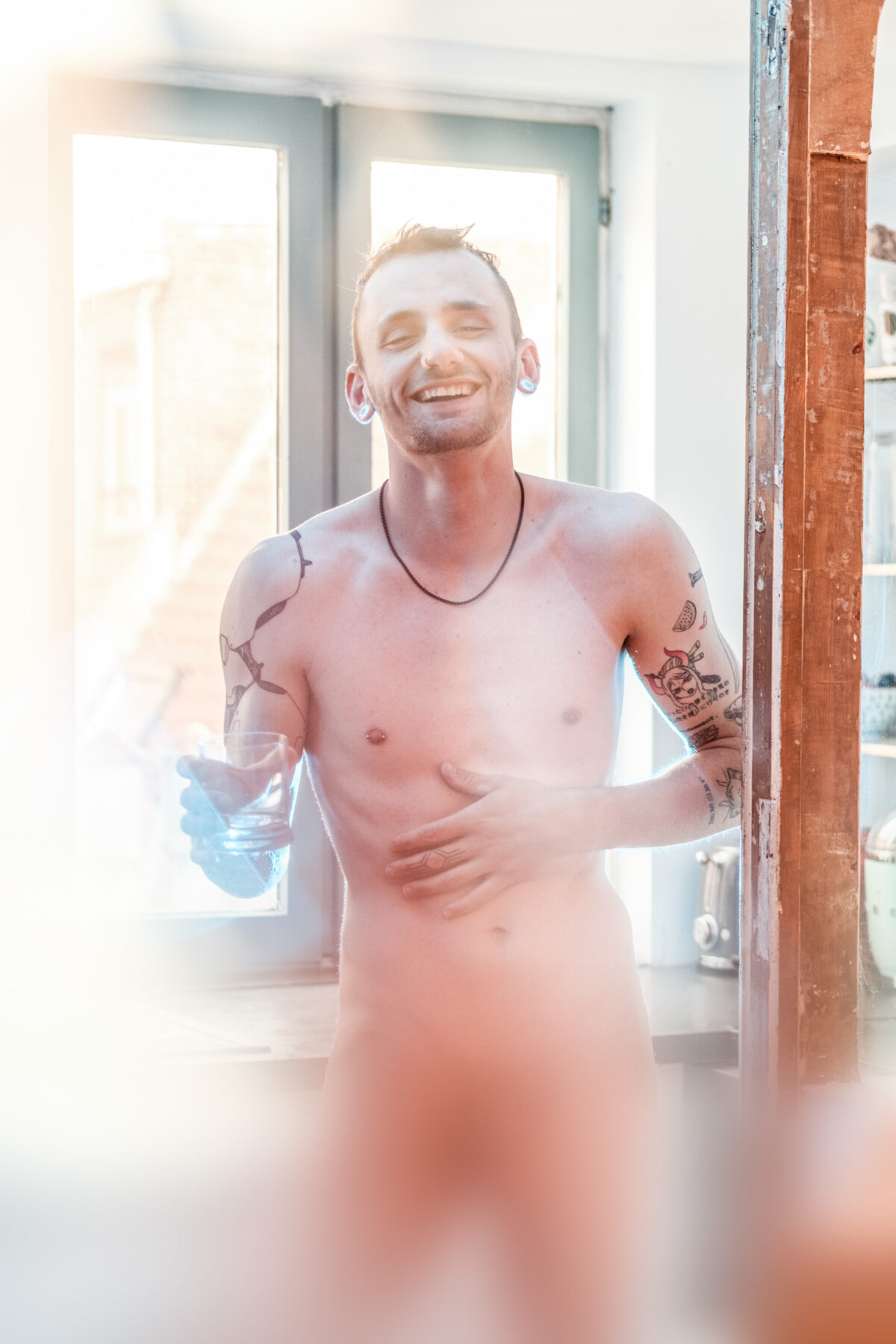 Vincent tanzt in der Küche, verschwommene und bunte Atmosphäre