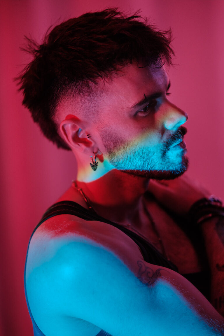 Portrait de profil, bracelets et boucle d'oreille, éclairage rose.
