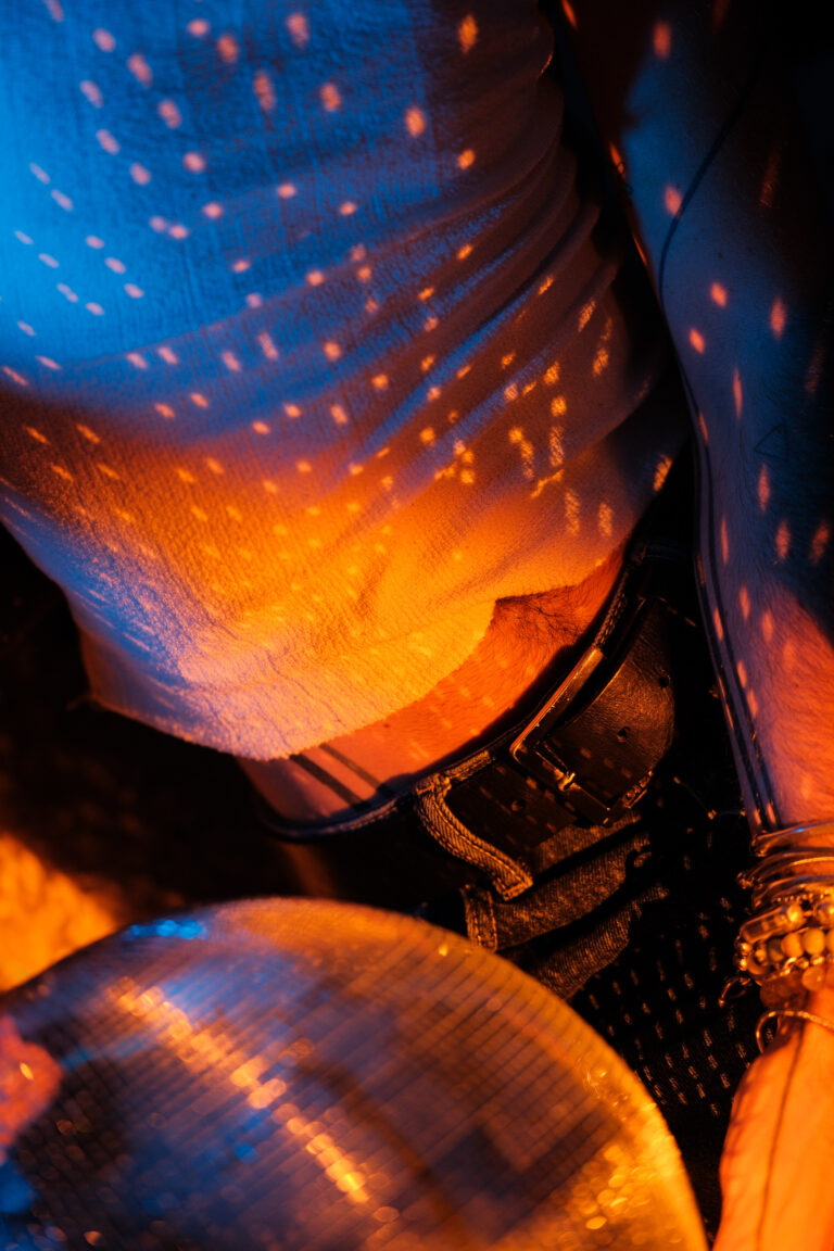 Portrait de Hugo (de Lille), sourire complice, ambiance de soirée éclairée de couleurs vives