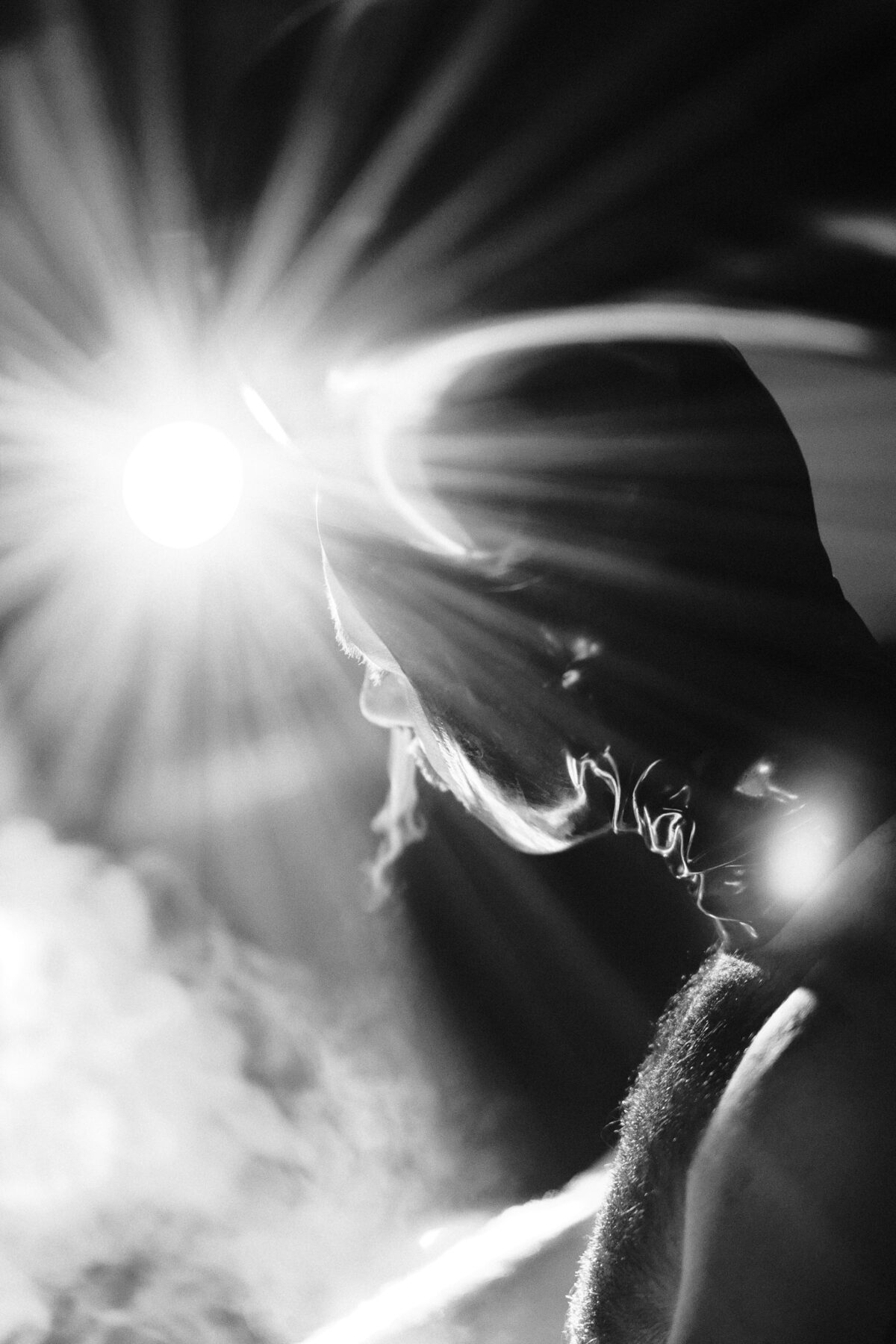 Composition abstraite en noir et blanc autour de Hugo (de Lille), contre-jour et jeu de lumière